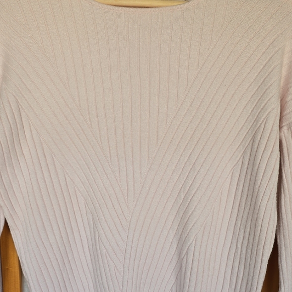 T Tahari Soft Pink Lightweight Ribbed Sweater - Women's Size M - Picture 2 of 9
